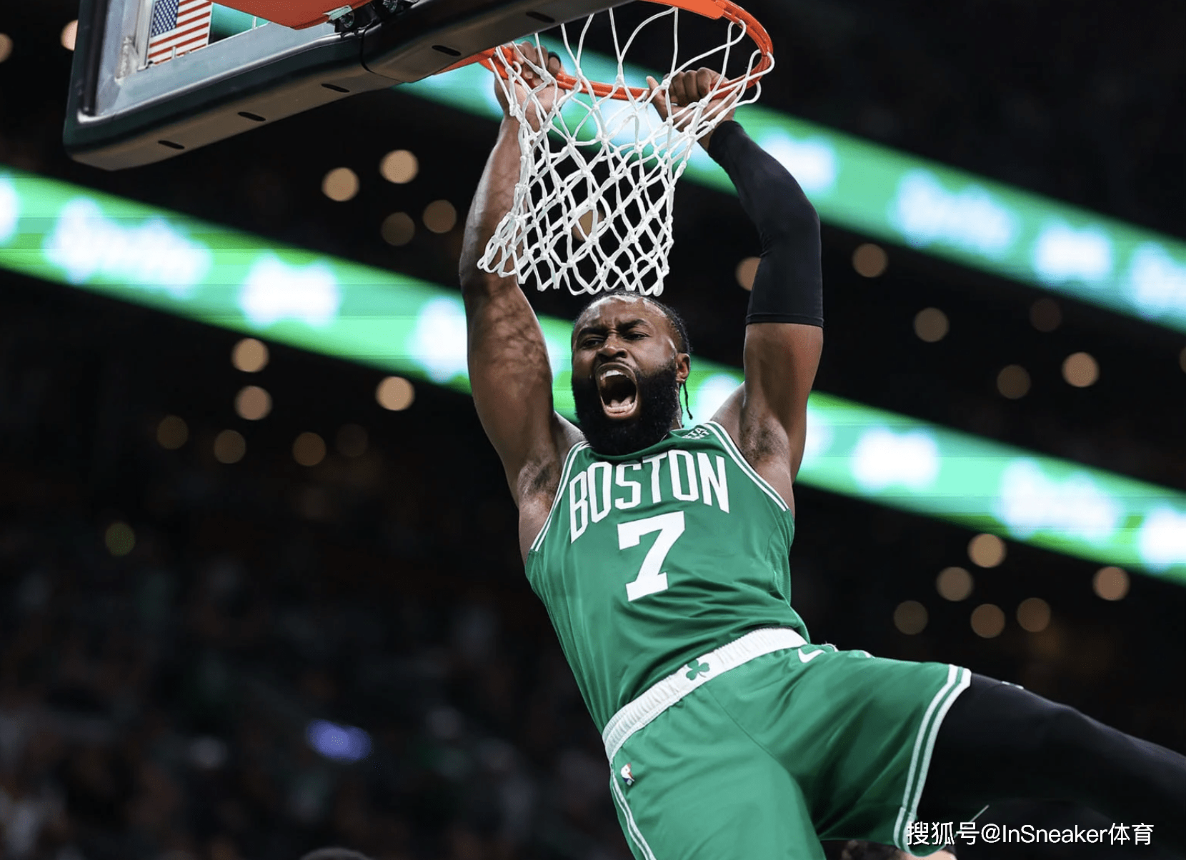 体育中超：赢下天王山之战 山东泰山队2-0完胜海港